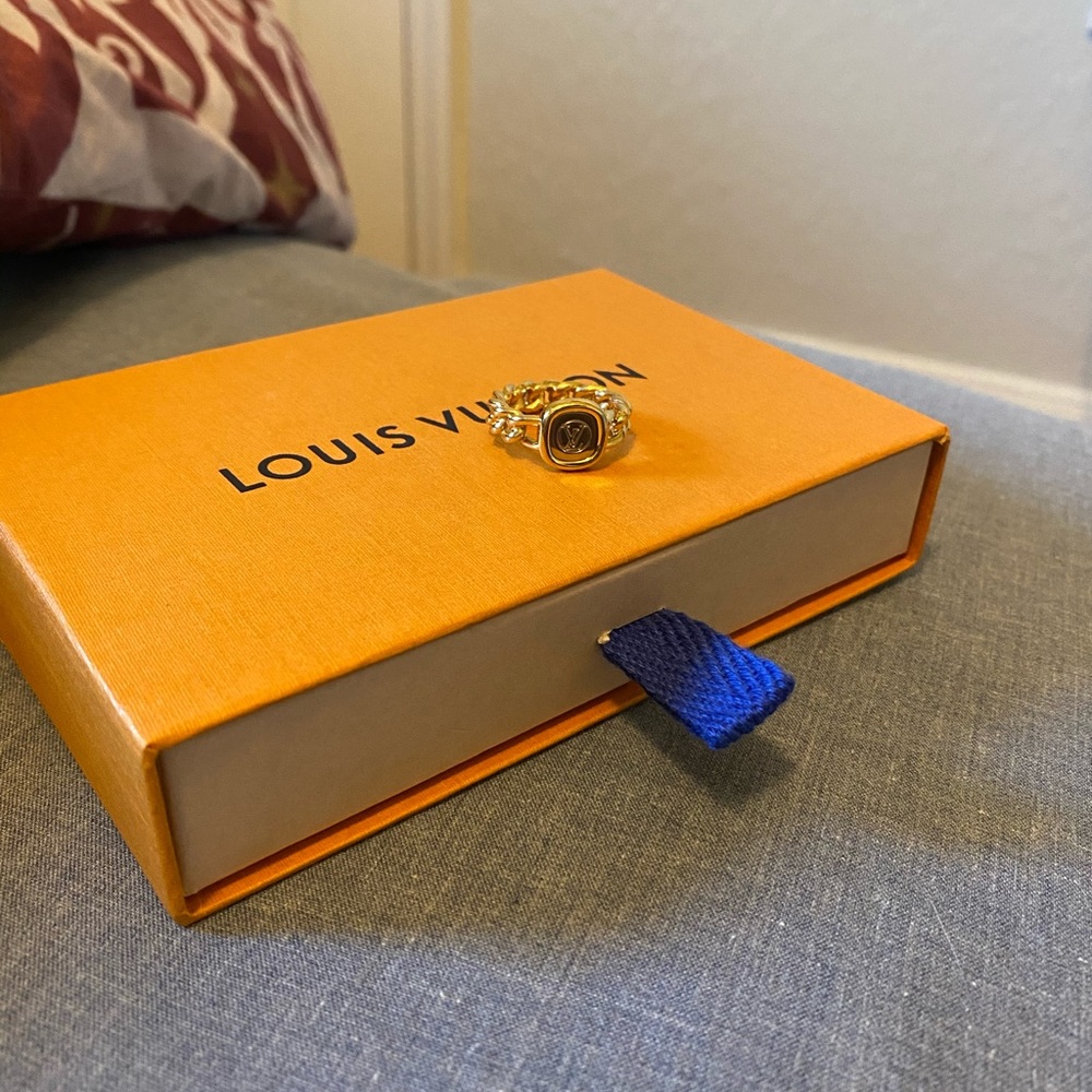 Louis Vuitton rope ring